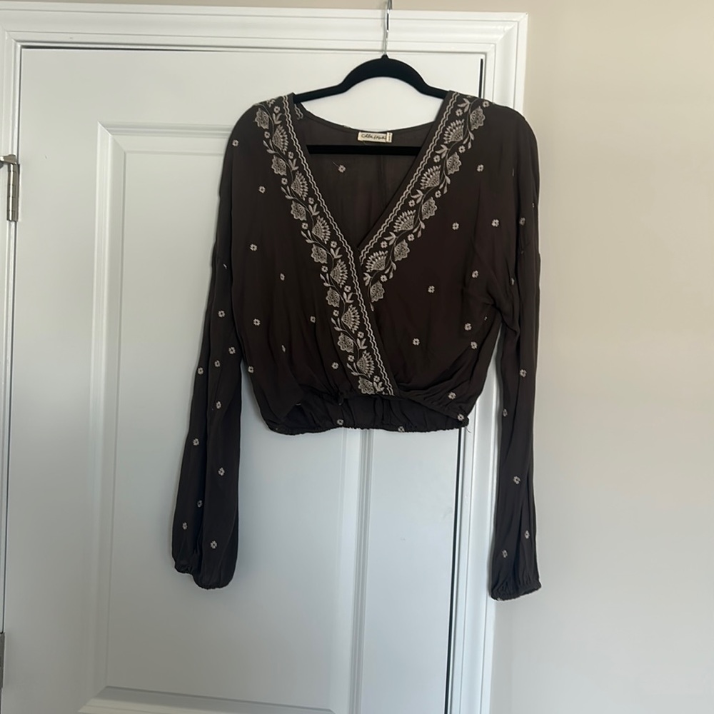 Brown cropped shirt with stitching